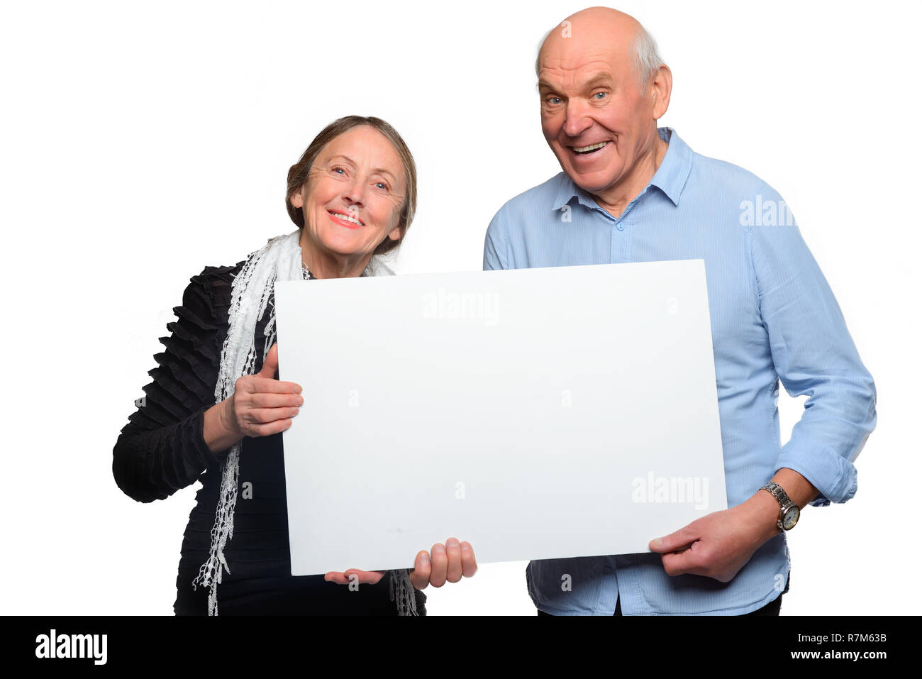 Cheerful vieux couple tenir placard Banque D'Images