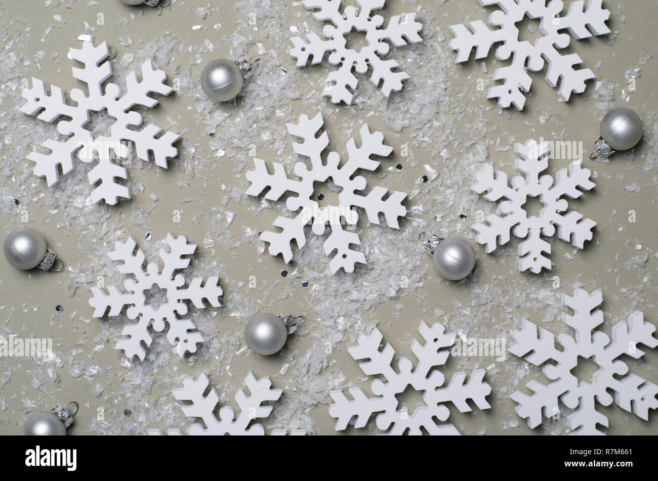 Les flocons blancs sur fond beige, concept d'hiver, Vue du dessus Banque D'Images