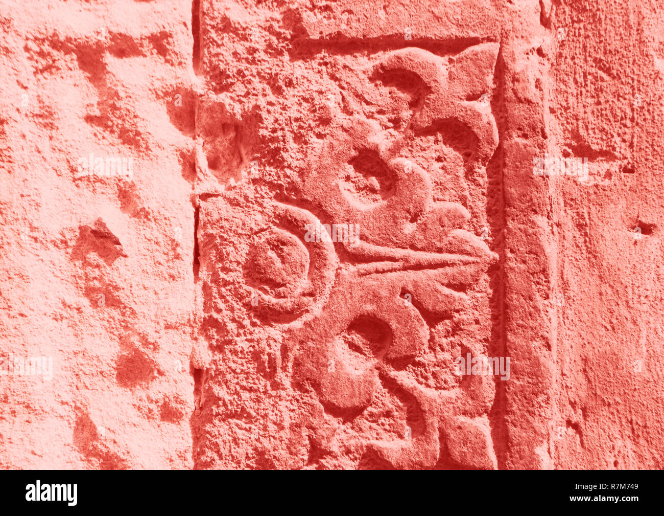 Vieux mur de béton de couleur vivant fissuré avec une ancienne décharge. Fond texturé. Couleur de l'année concept. Banque D'Images