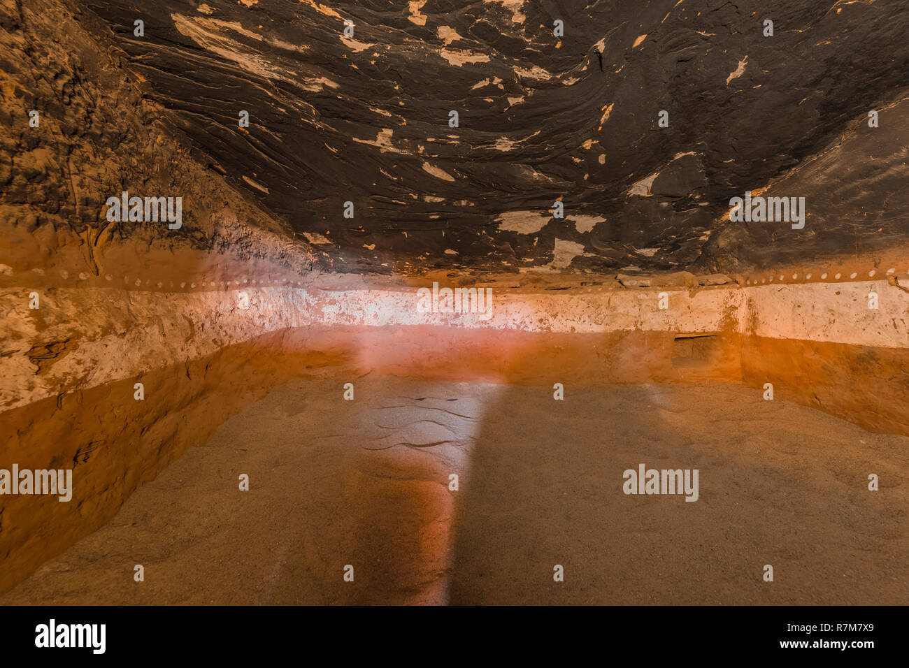 Intérieur de la salle du même nom qui contient des images de la lune, dans la Lune Chambre Ruine sur Cedar Mesa, créé par Ancestral Puebloan People et une fois partie de B Banque D'Images