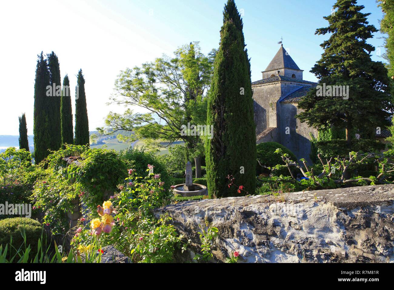 France, Alpes de Haute Provence, Saint Michel de l'Observatoire, jardin de la prieure de Saint Michel, le jardin fermé appuyé contre l'Eglise : un parterre de buis autour d'un obélisque fontaine sous un sophora japonica Banque D'Images