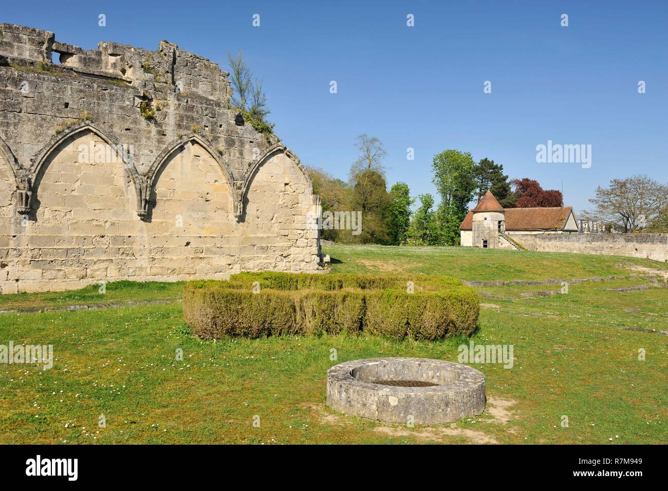 La France, l'Aisne, Soissons, l'abbaye Saint Jean des Vignes fondée en 1076 par Hugh White, avec ses flèches 75 m de haut, arrière park Banque D'Images