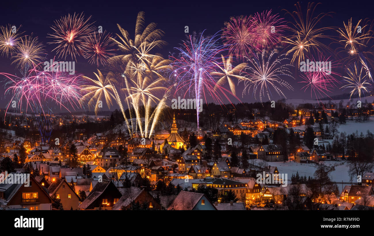 D'artifice Nouvel an et allumé en maisons de Seiffen à Noël. La Saxe en Allemagne. Banque D'Images