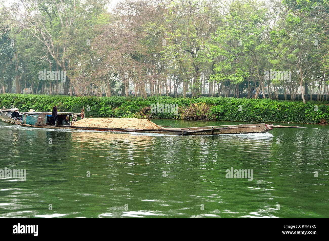 Bateau surchargé de sable sur la rivière des parfums, Hue, Vietnam Banque D'Images