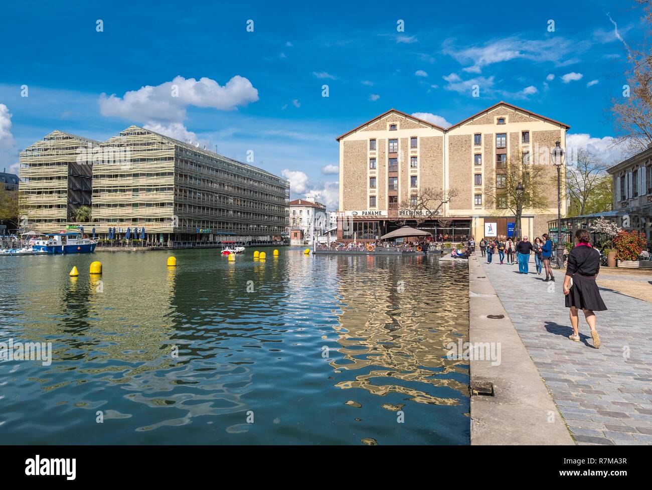 France, Paris, La Villette, l'ancien bassin de La Villette Magasins généraux réhabilité par les architectes Chaix et Morel en auberge de jeunesse, restaurant, hôtel et résidence étudiante avec le label Haute Qualité Environnementale, et sur le côté droit, le bar-restaurant et brasserie artisanale, Paname Brewing Compagny ou PBC Banque D'Images