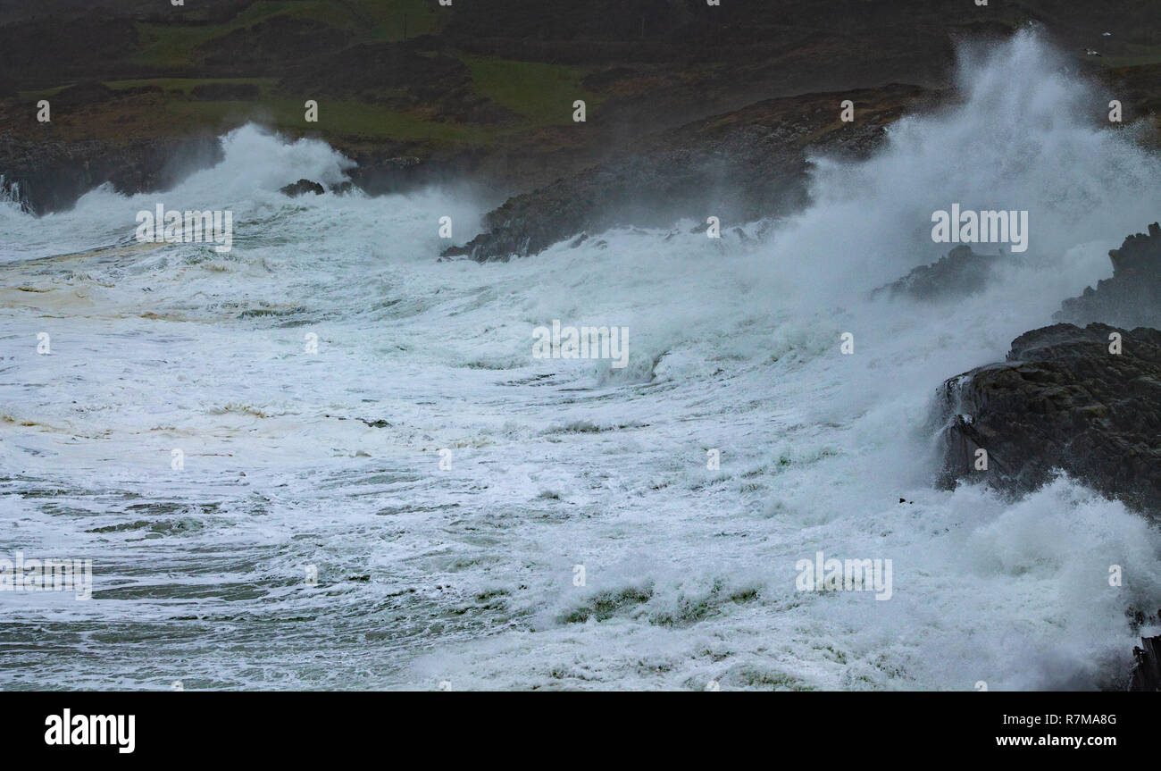 Vent d'hiver d'énormes vagues d'entraînement contre la côte irlandaise. Banque D'Images