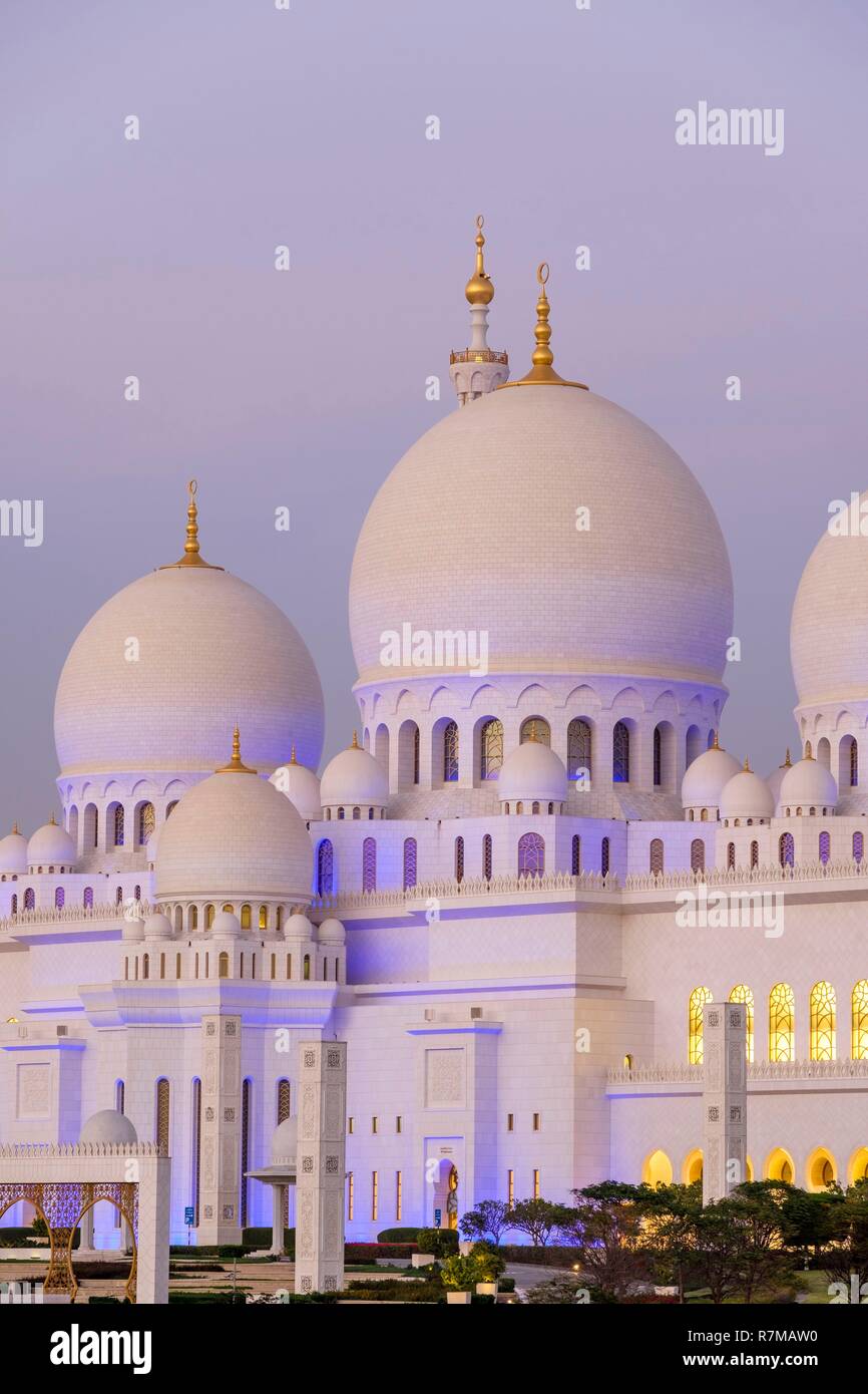 Emirats arabes unis, Abu Dhabi, Sheikh Zayed Grand Mosque, du nom du premier président des EAU, Cheikh Zayed ben Sultan al Nahyane, il peut être visité par plus de 40 000 personnes Banque D'Images