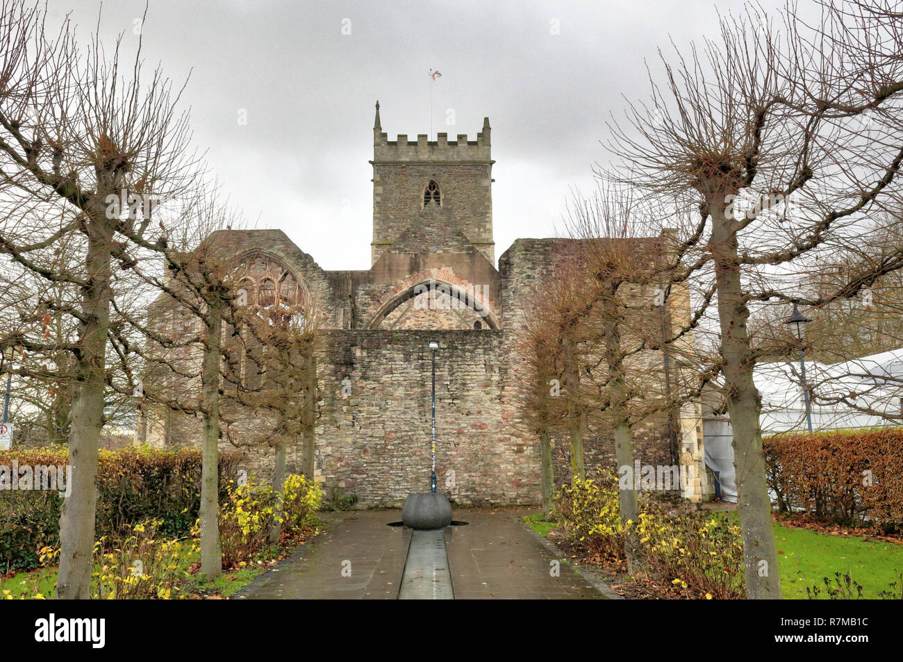 L'extérieur de l'abandonné de le percer à Saint Peter's Church dans le parc du château, avec des fenêtres en ogive et Bell Tower, à Bristol, Royaume-Uni Banque D'Images