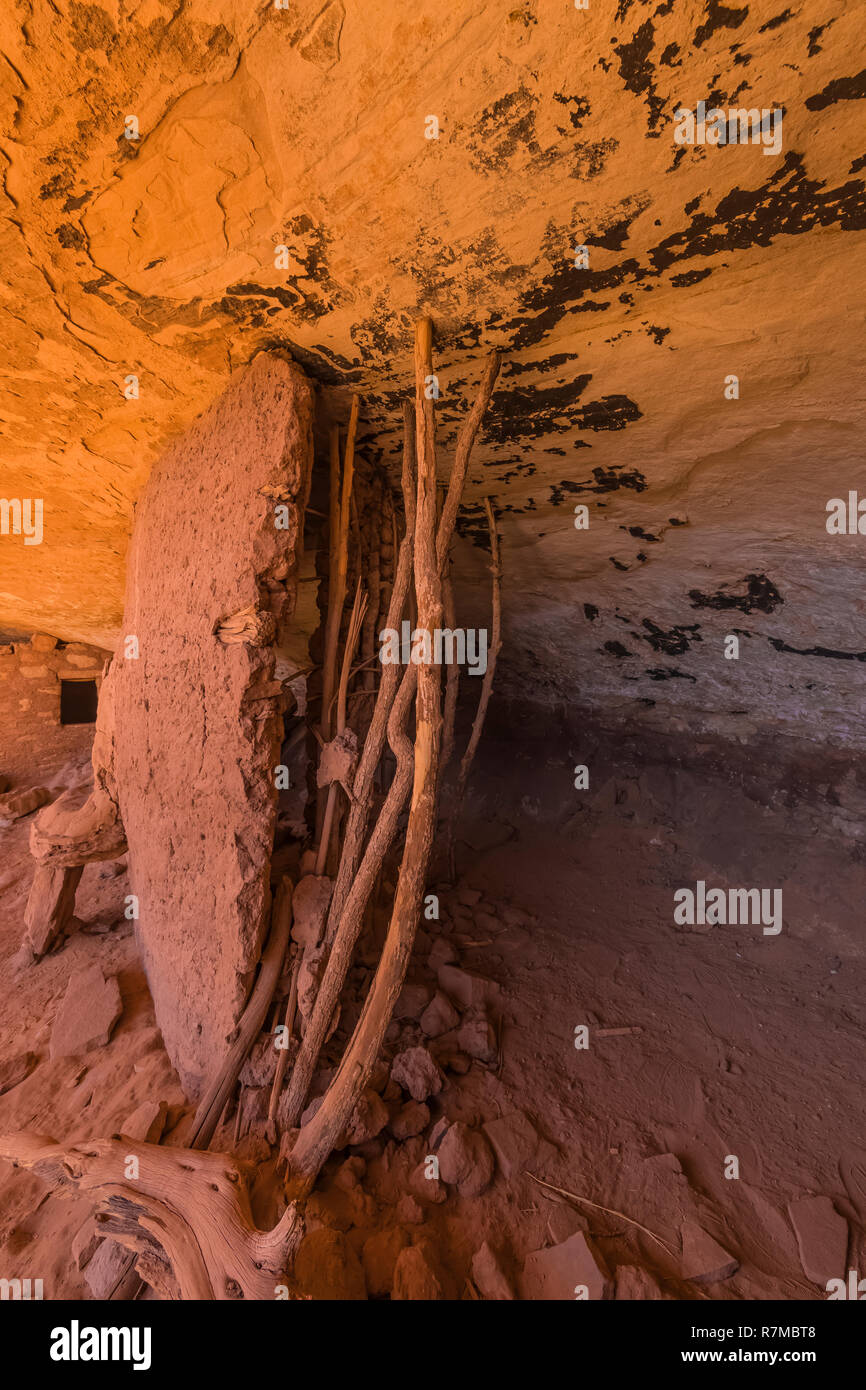 Technique de construction Jacal pour un mur de boue et de bâtons à Moon House Ruin sur Cedar Mesa, construit par Pueblos ancestraux et une fois partie d'Oreilles Ours N Banque D'Images