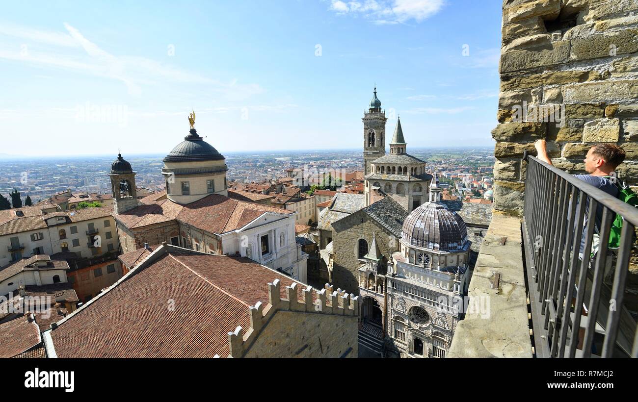 L'Italie, Lombardie, Bergame, la Citta Alta (upper citty), vu de la Tour del Campanone sur le Duomo, la basilique Santa Maria Maggiore et la chapelle Colleoni (chapelle Colleoni) Banque D'Images