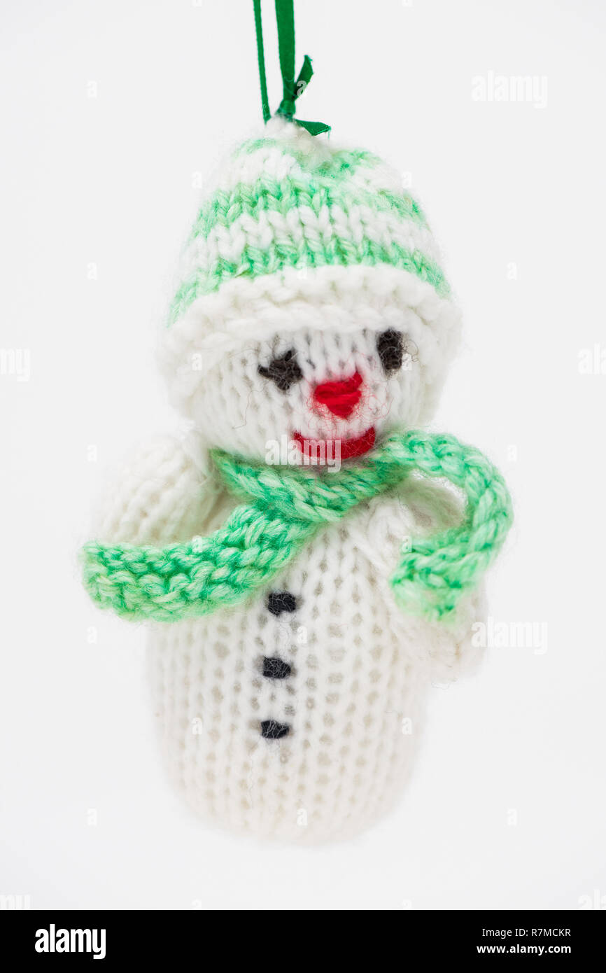 En blanc avec un bonhomme vert clair foulard et un chapeau utilisé comme décoration de Noël. Banque D'Images