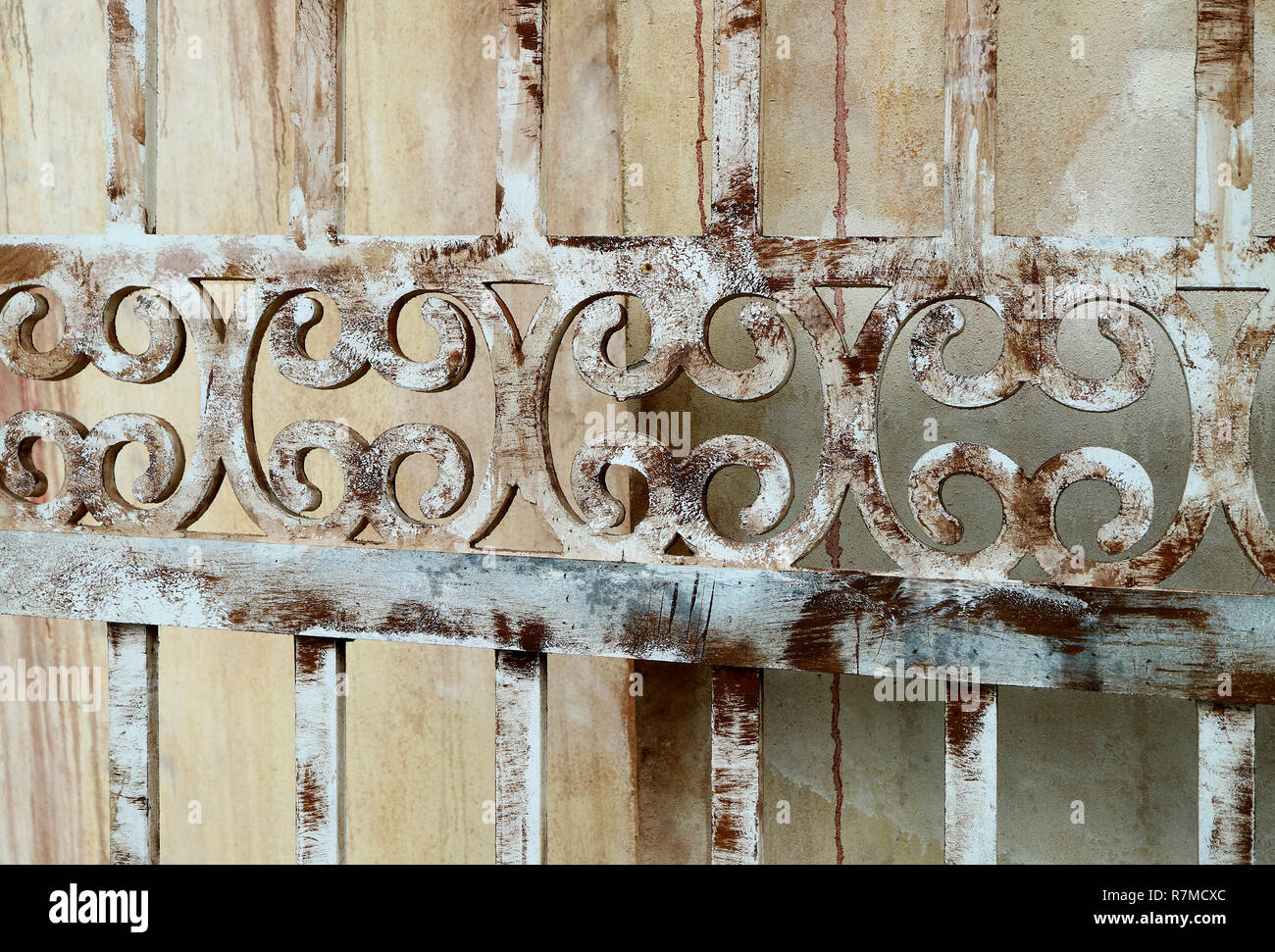 Beaux détails de couleur s'est évanoui ancienne en bois clôture décorative Banque D'Images