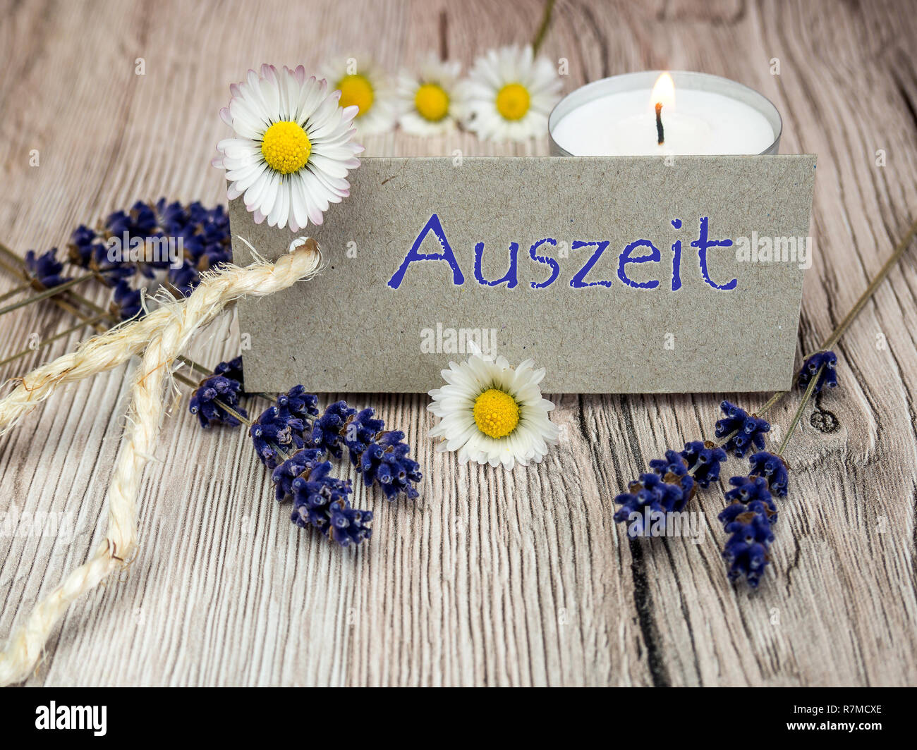 Time-out sign avec lavande Banque D'Images