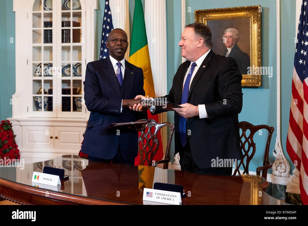 Le secrétaire d'Etat américain Mike Pompeo et Premier ministre sénégalais Abdallah Boun Mahammed Dionne à la cérémonie de signature de coopération du défi du millénaire dans le Traité Prix au département d'État à Washington, DC. Banque D'Images