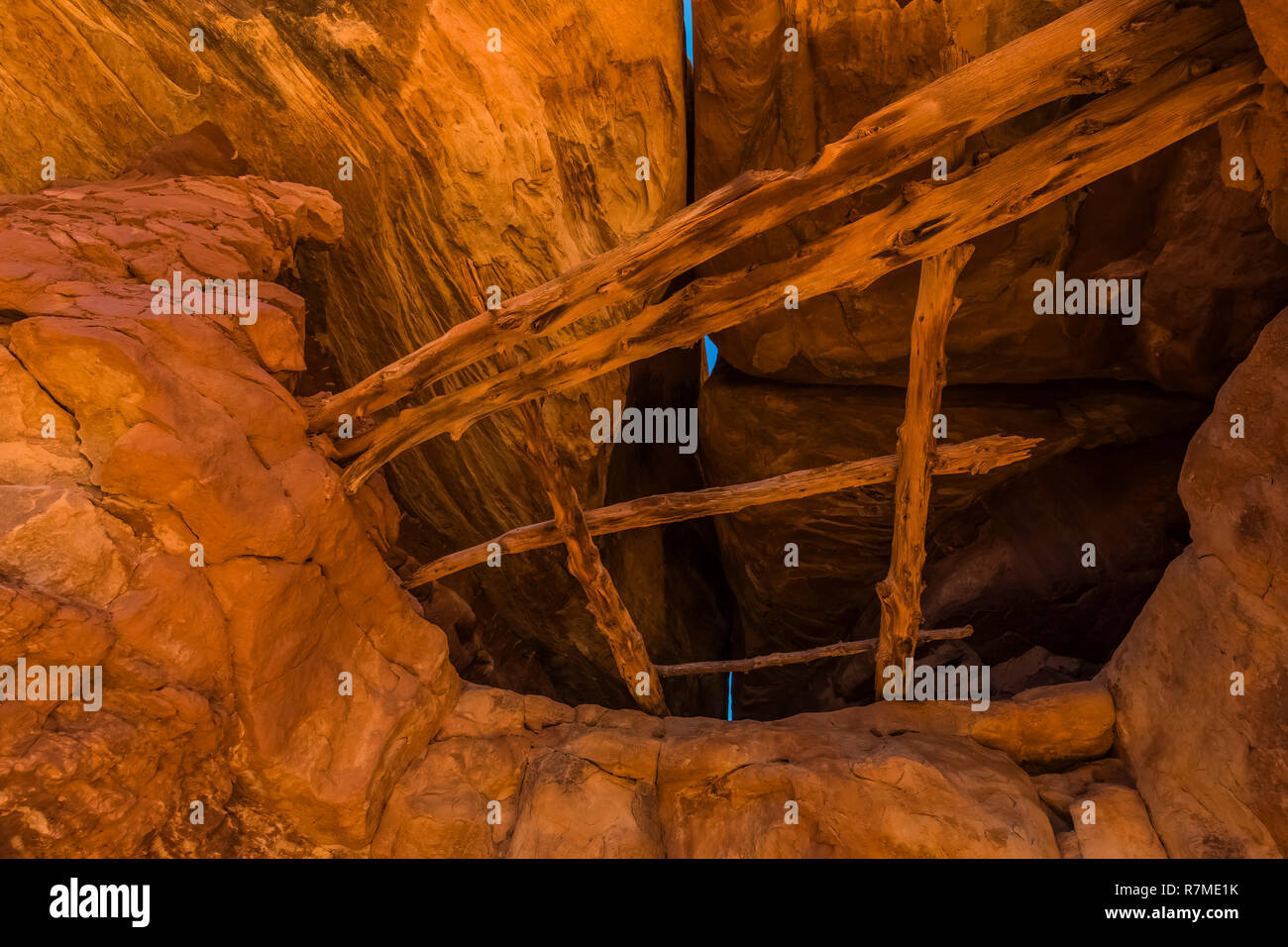 Kiva ruiné par le temps et les pillages, maintenant avec des poutres apparentes, à Moon House Ruin sur Cedar Mesa, construit par Pueblos ancestraux et une fois partie d'Ours Banque D'Images