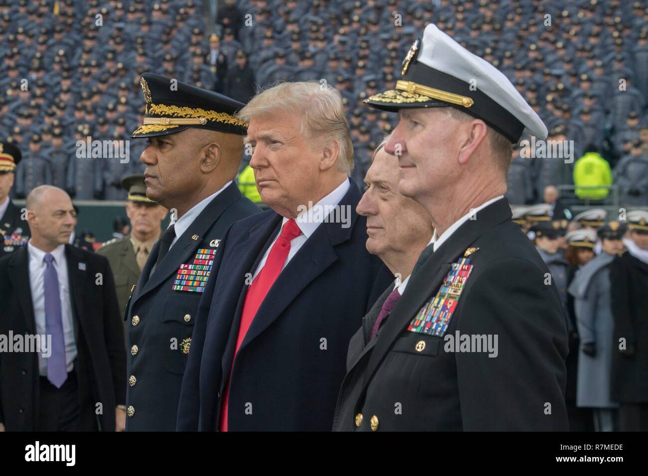 Président américain Donald Trump, 2ème à gauche, l'acronyme de l'hymne national avant le début de la 119e match à la marine de l'Armée de Lincoln Financial Field le 8 décembre 2018 à Philadelphie, Pennsylvanie. Comité permanent avec le président de gauche à droite sont : West Point Surintendant le lieutenant général Darryl Williams, secrétaire de la Défense James Mattis et surintendant de l'Académie Navale Vice amiral Ted Carter Jr. Banque D'Images