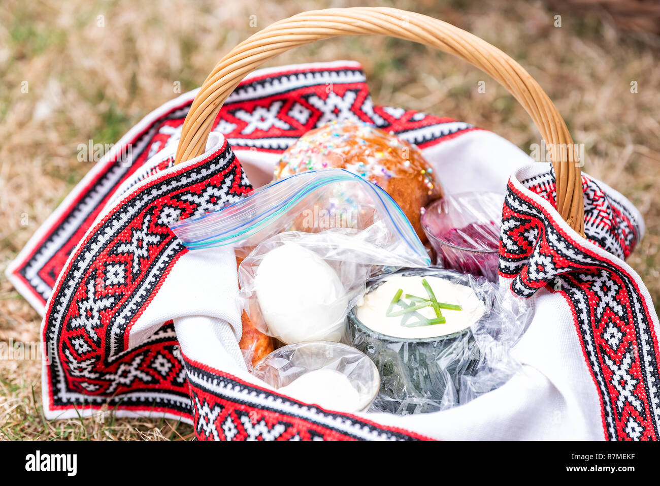 Oeufs de Pâques Orthodoxe Russe Kulich et bénédiction du panier de paille  alimentaire, sur la masse d'herbe à l'extérieur à l'église, personne ne  Photo Stock - Alamy