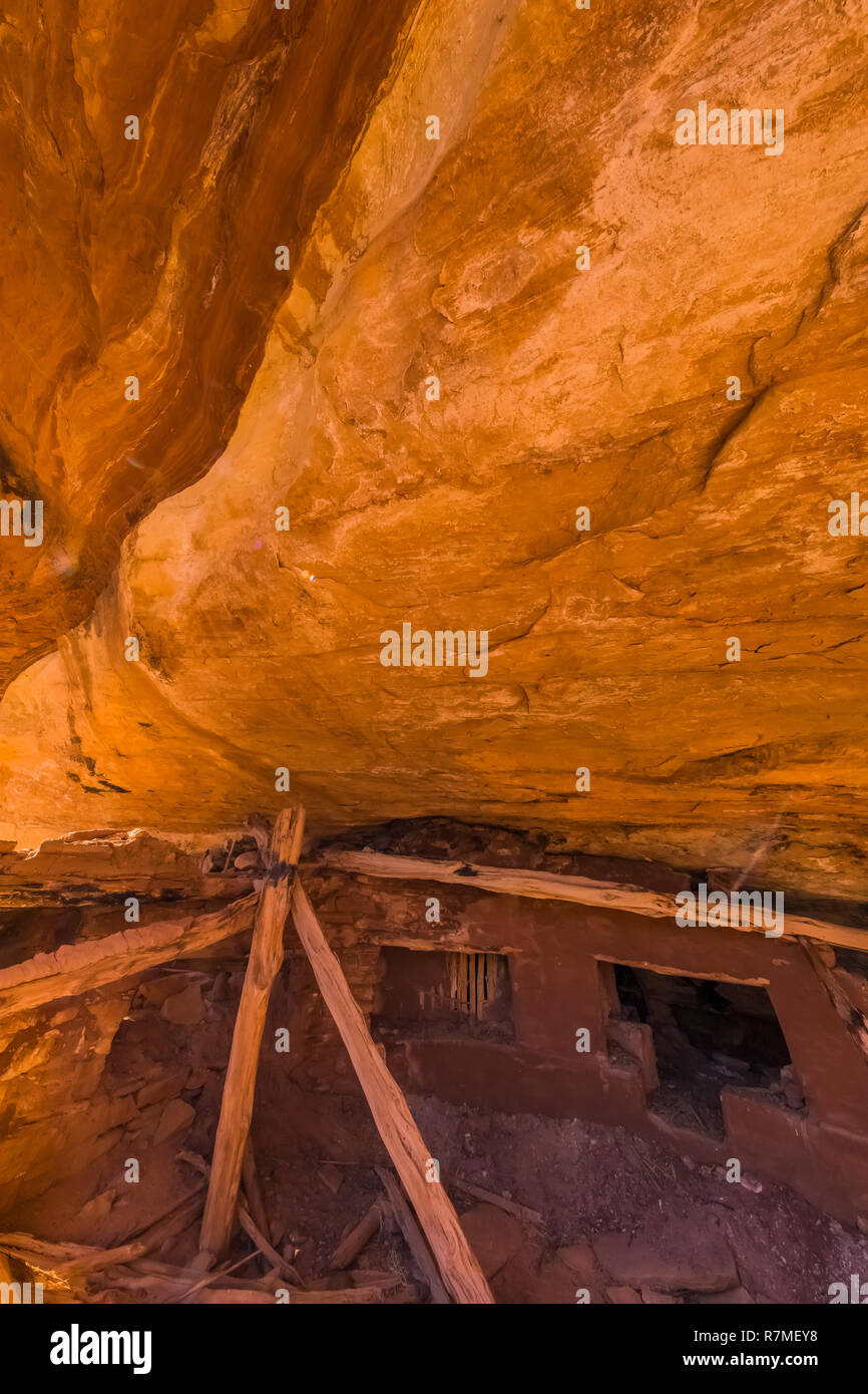 Kiva s'est effondré avec une porte en forme de T, créé par Pueblos ancestraux près il y a 800 ans, à Moon House Ruin sur Cedar Mesa, une fois partie d'Oreilles Ours Na Banque D'Images