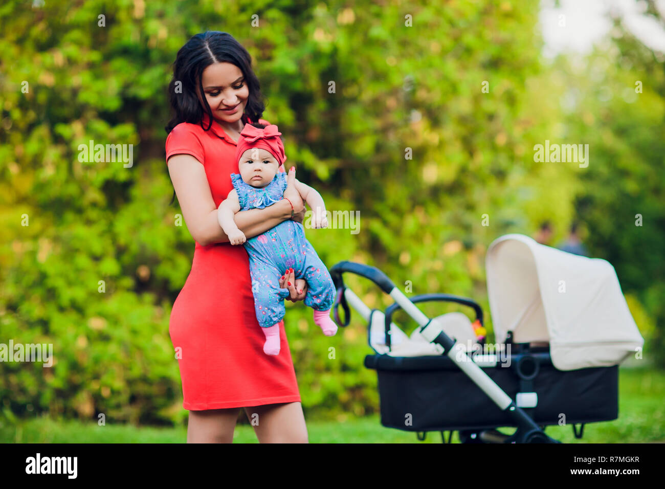 La Marche Mere Avec Bebe Poussette Landau Le Transport En Ville L Amour Et De La Famille Concept Photo Stock Alamy