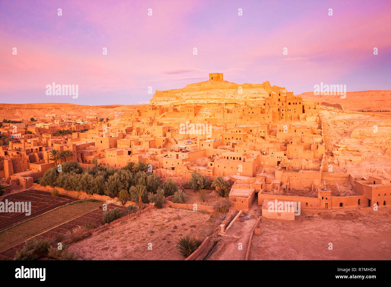 Première lumière du matin sur ait Ben-Haddou (aussi transcrit que Ait Benhaddou). Cette image prise peu après le lever du soleil. Banque D'Images