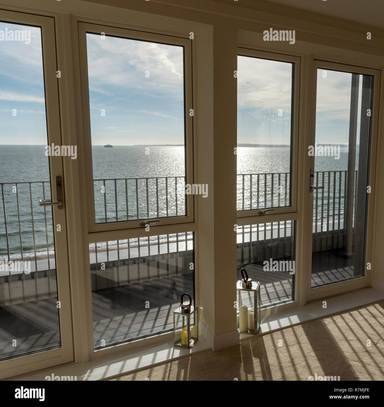 Perspectives d'ici la fin de double vitrage d'un appartement sur la mer Banque D'Images