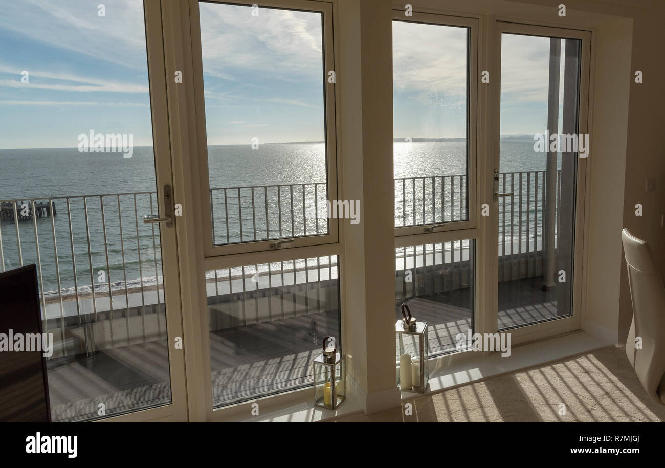 Perspectives d'ici la fin de double vitrage d'un appartement sur la mer Banque D'Images