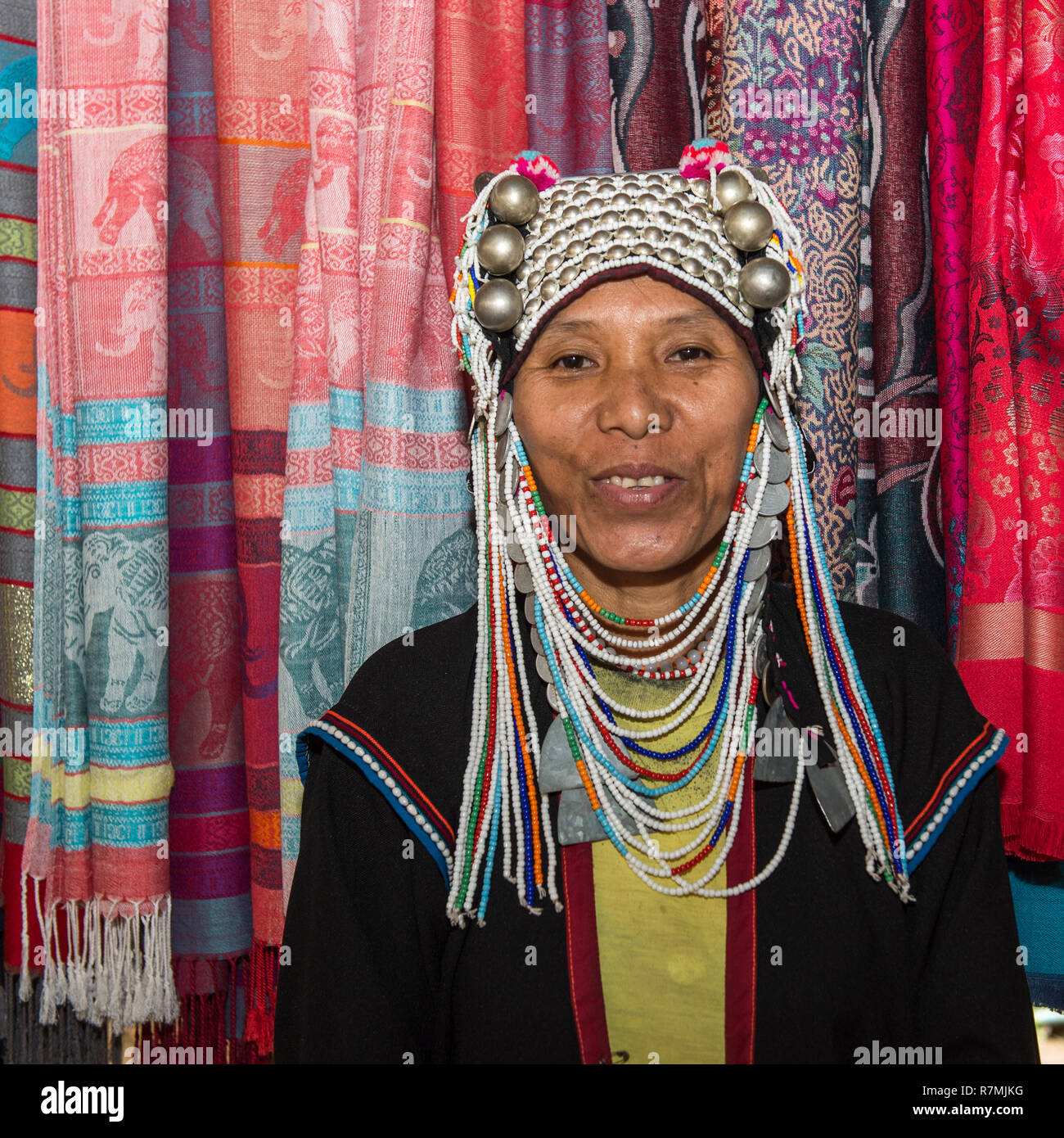 Le port de vêtements traditionnels Akha tribeswoman avec une coiffe ornée, Chiang Mai, Thaïlande Banque D'Images