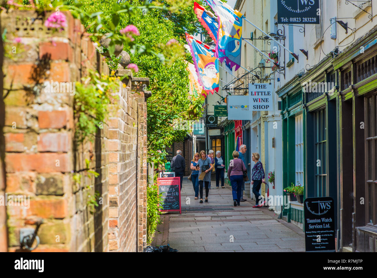 Eastgate, Taunton, Somerset. Une charmante ruelle de cottages accueillant une variété de boutiques individuelles Banque D'Images