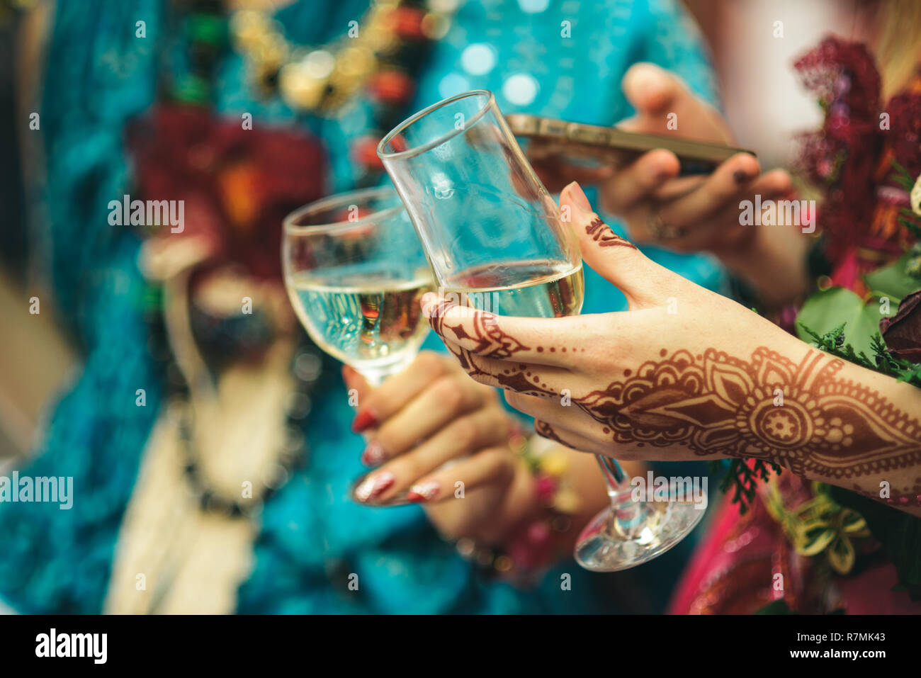 Sortir le champagne. Coupe de champagne. Champagne ou Vin mousseux verres dans les mains. Servir des boissons à la réception au champagne. Célébrer vos vacances avec boisson alcoolisée. C'est délicieux Banque D'Images