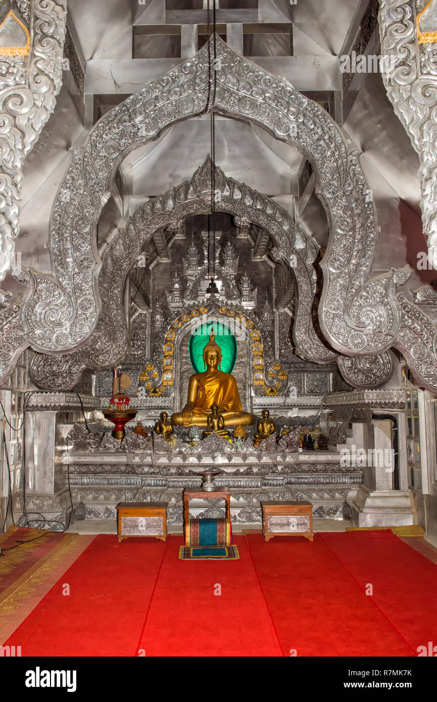 Statue de Bouddha, temple Wat Sri Suphan, vue de l'intérieur, Chiang Mai, Thaïlande Banque D'Images