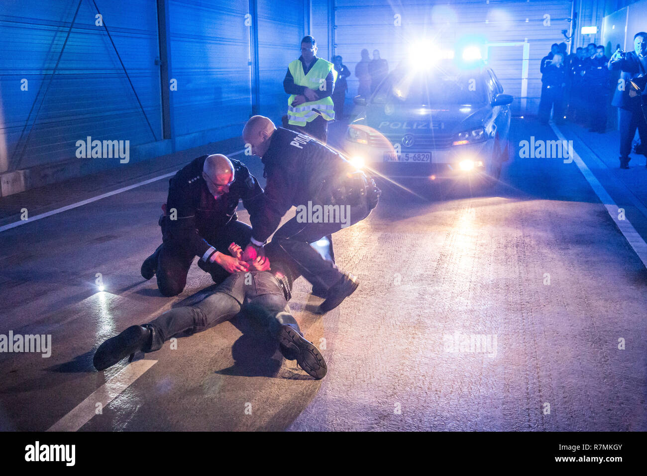 Formation tactique opérationnelle pour la police, le traitement des situations de combat violent, les armes à feu, de la défense, de l'arrestation d'un homme Banque D'Images