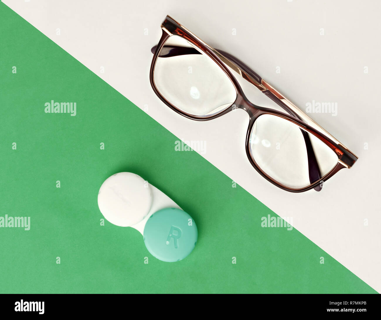 Lunettes et lentilles de contact sont le blanc et le fond vert. La notion de choix et de vision Banque D'Images