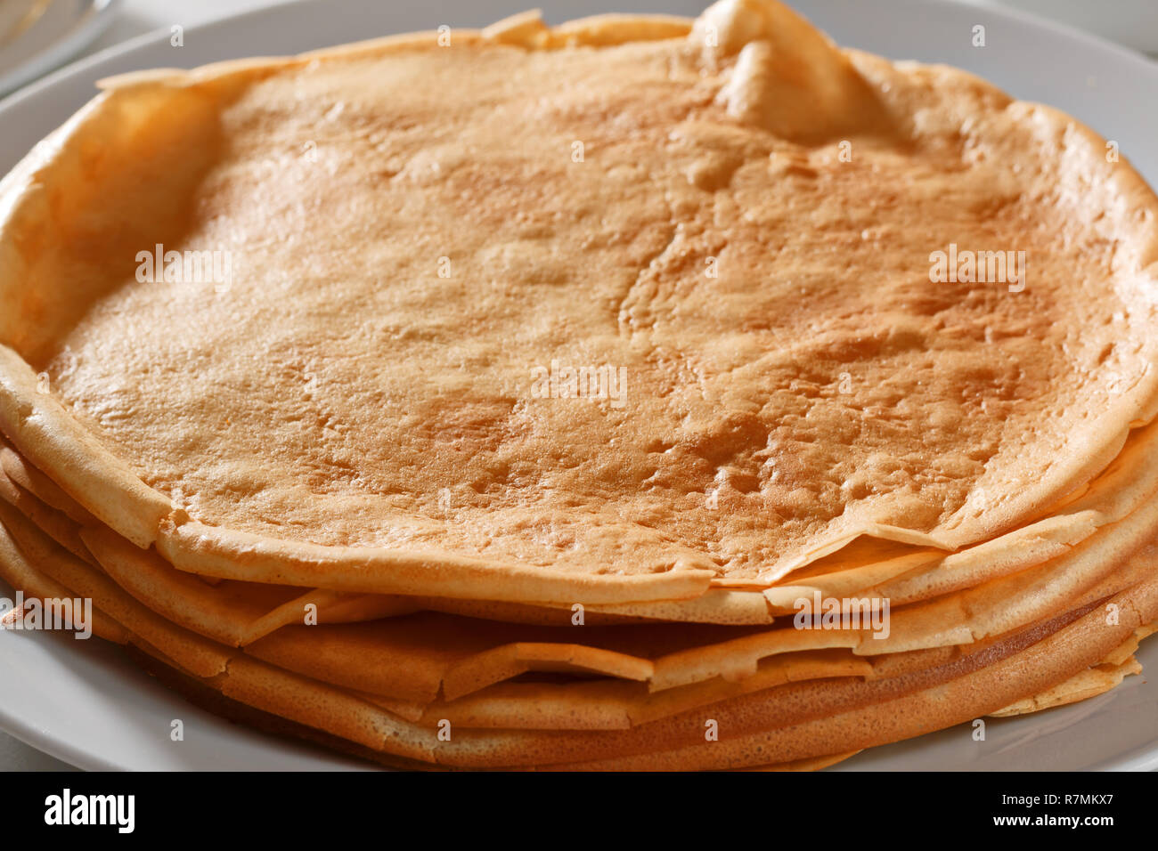 Close-up. Une pile de crêpes se trouve sur une plaque blanche Banque D'Images