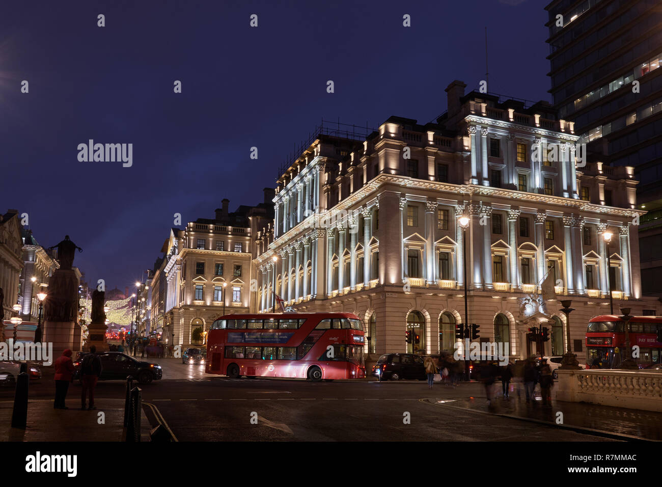 La nuit s'allume sur le Sofitel London hotel au coin de Pall Mall et St James's Street, Londres, Angleterre, avec la statue de Florence Noighting Banque D'Images