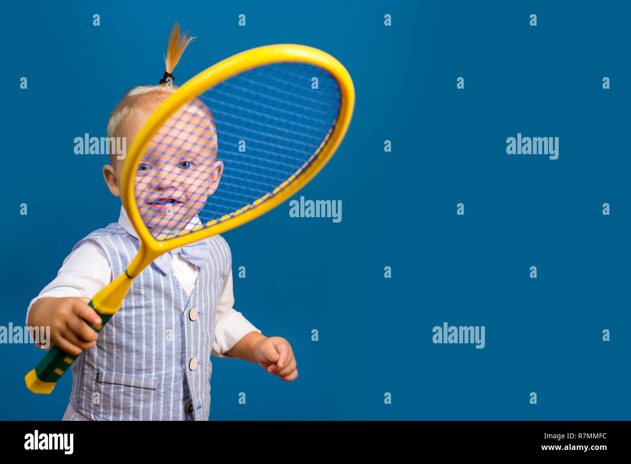 Cute et énergique. Peu sportif. Adorable petit enfant avec raquette de  tennis. Heureux l'enfant actif. Petit joueur de tennis. Profitant de mon  sport préféré, copy space Photo Stock - Alamy