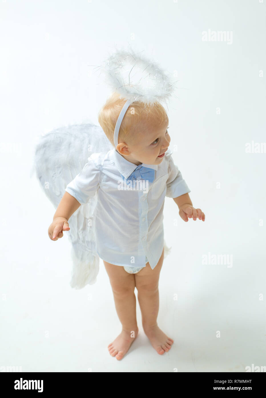 Prendre des vacances à l'atmosphère. Bébé ange. Adorable petit ange garçon.  Petit garçon aux ailes d'ange et de halo. Mignon bébé chérubin ou cupidon  Saint-Valentin Photo Stock - Alamy