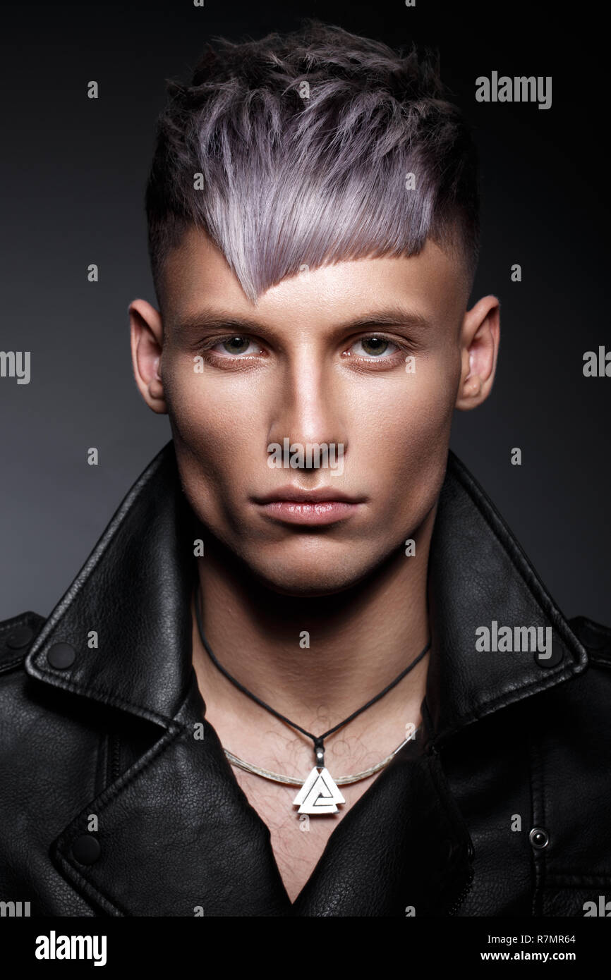 Jeune homme aux cheveux violets et créative le maquillage et les cheveux. Banque D'Images
