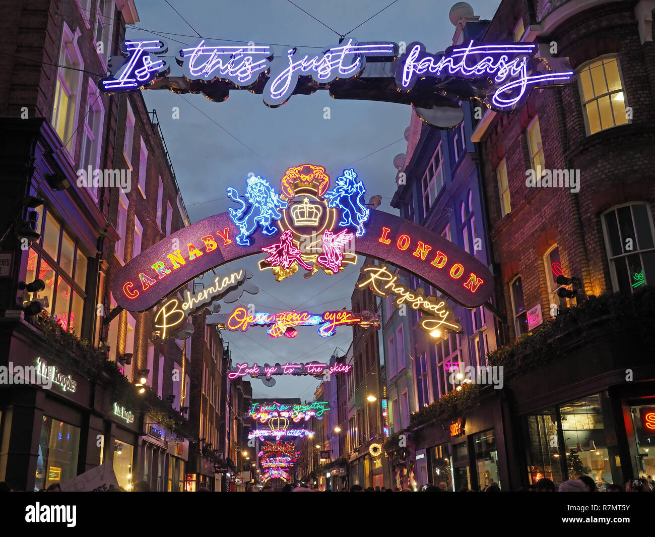 Vue sur les lumières de Noël dans Carnaby Street À Londres avec un thème de Bohème Rhapsody inspiré par la Reine Banque D'Images