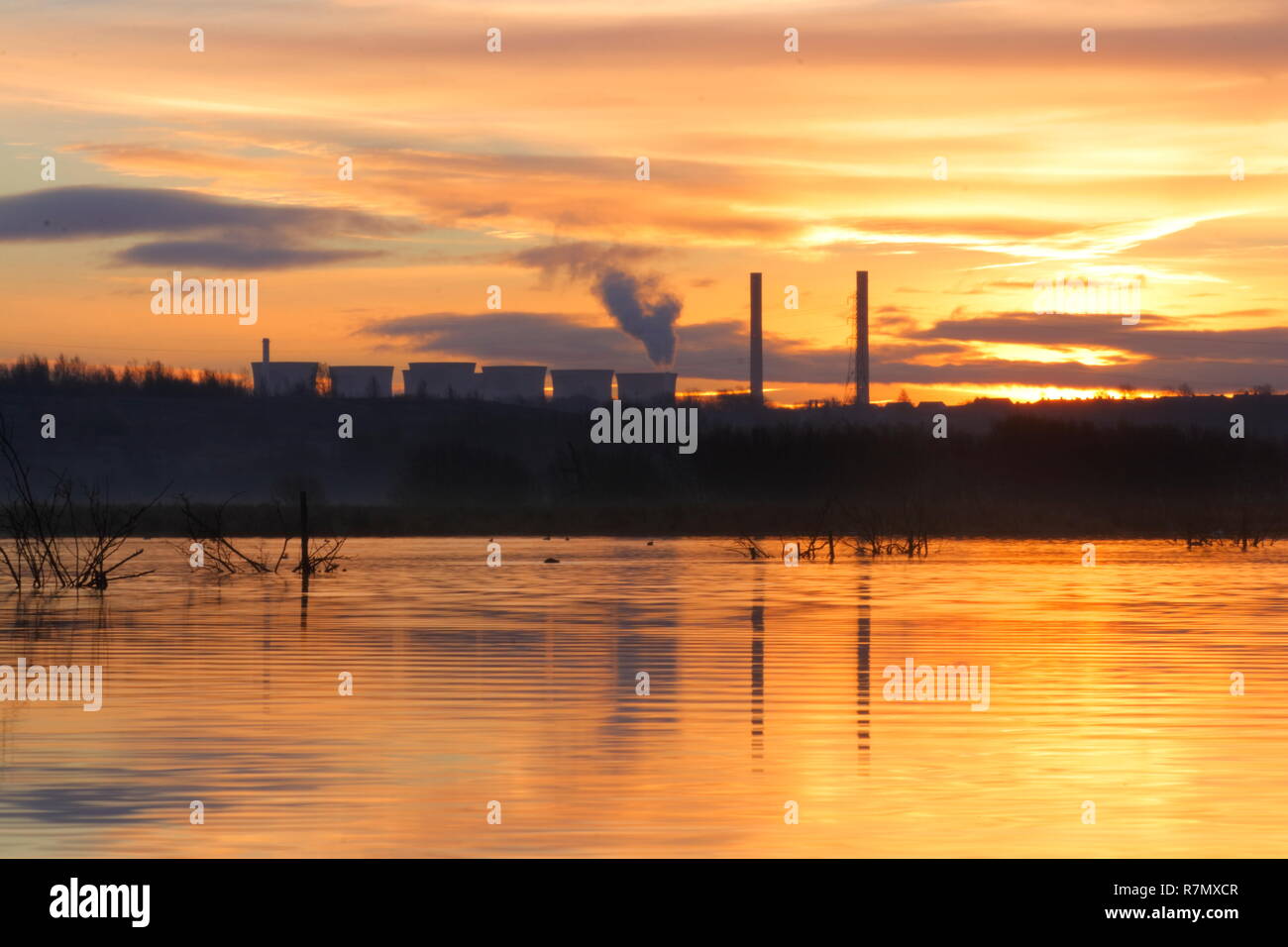 Lever de soleil sur un lac à Fairburn RSPB Ings Banque D'Images