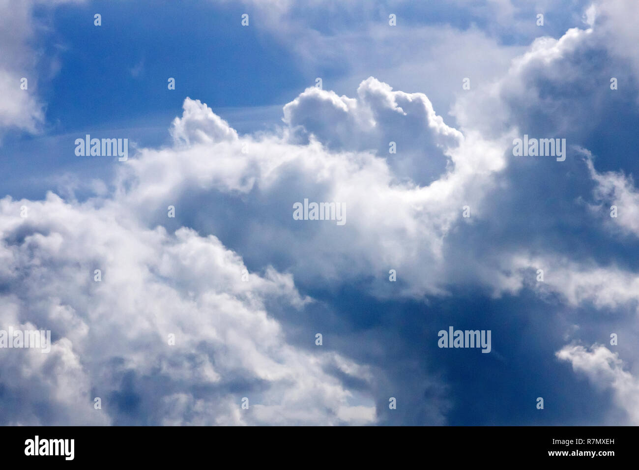 Des nuages de pluie (cumulo nimbus) commencent à s'appuyer sur une belle journée de printemps. Banque D'Images