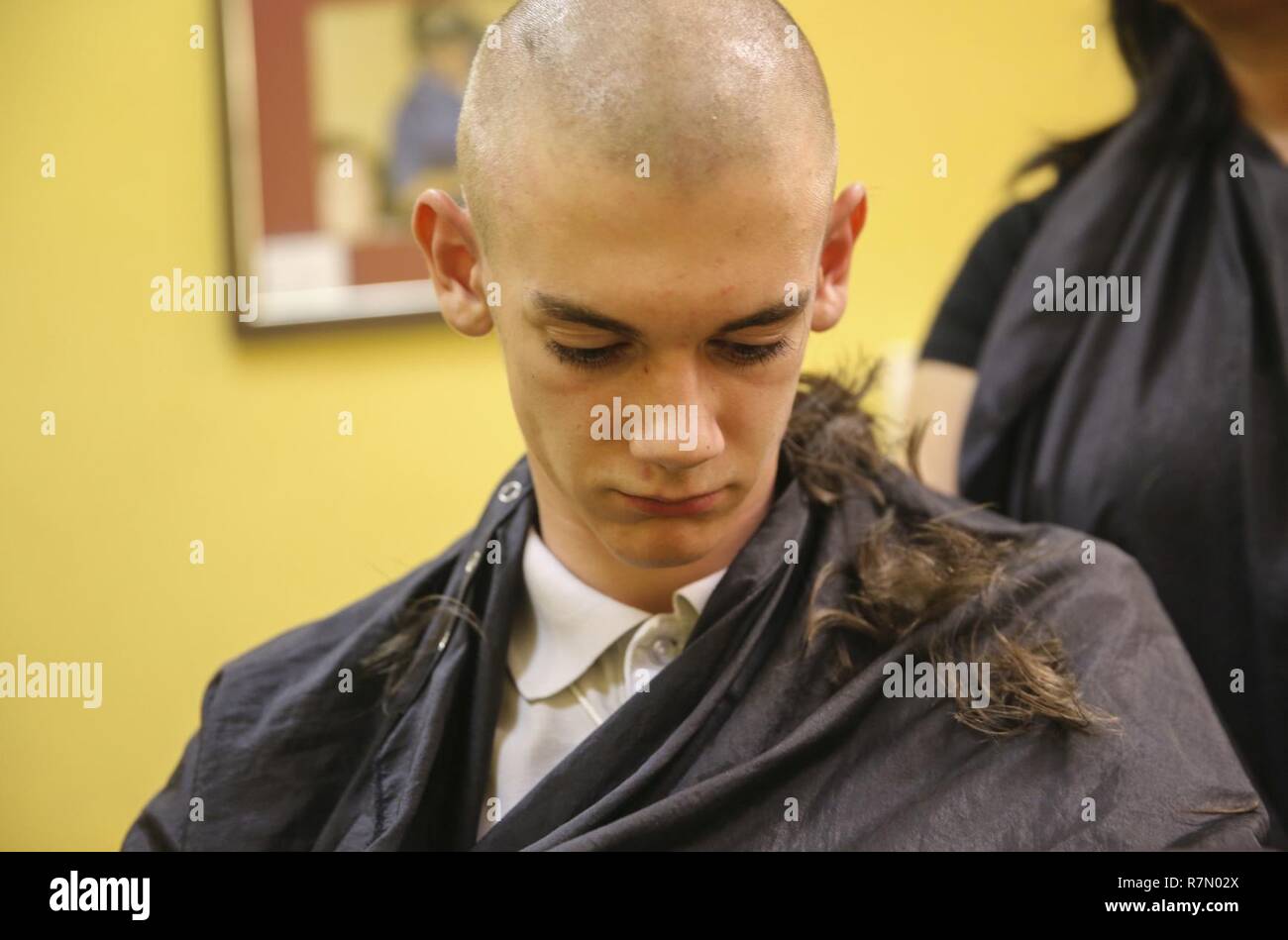 Une nouvelle recrue à la Compagnie India, 3e Bataillon d'instruction des recrues, reçoit sa première coupe de cheveux au Marine Corps Recruter Depot San Diego, le 20 mars. Recrute coiffeur recevoir immédiatement après son arrivée pour créer l'uniformité. Chaque année, plus de 17 000 hommes recrutés dans la région de recrutement de l'Ouest sont formés à MCRD San Diego. La Compagnie India est prévue pour juin 16 diplômés. Banque D'Images