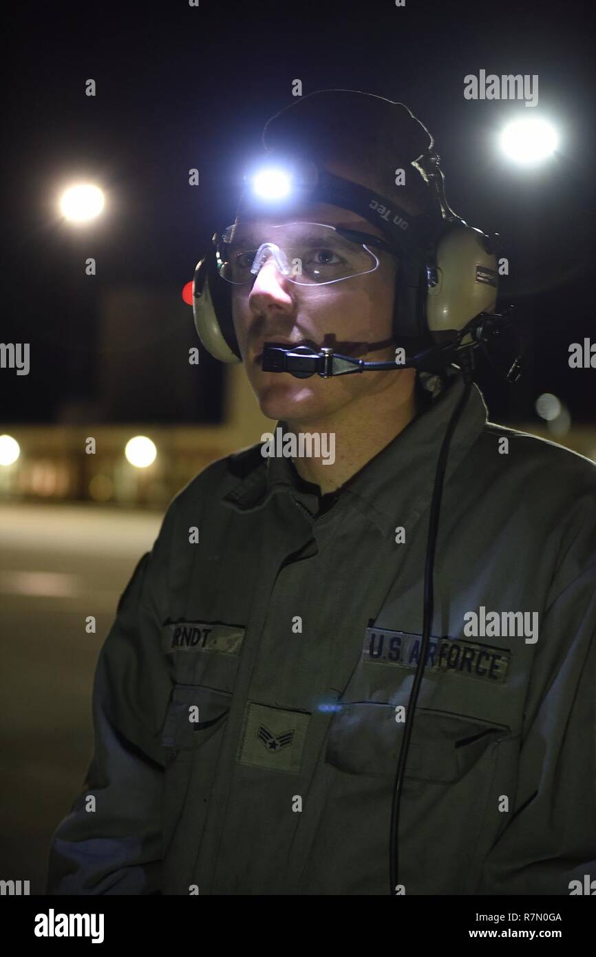 Airman Senior Alexander Arndt, 124e Escadron de maintenance, chef de l'équipe prépare un A-10 Thunderbolt II dans le cadre de prendre congé pendant la nuit à la formation périodique Gowen Field, Boise, Idaho le 20 mars 2017. Banque D'Images