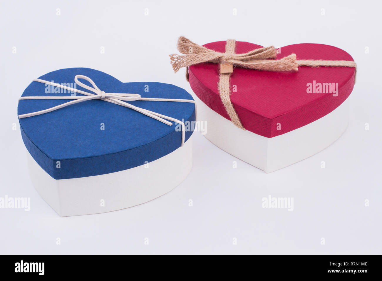 Deux boîtes de cadeaux dans une forme de coeur. Et bleu en forme de cœur rouge présente des boîtes. Valentines holiday arrière-plan. Banque D'Images
