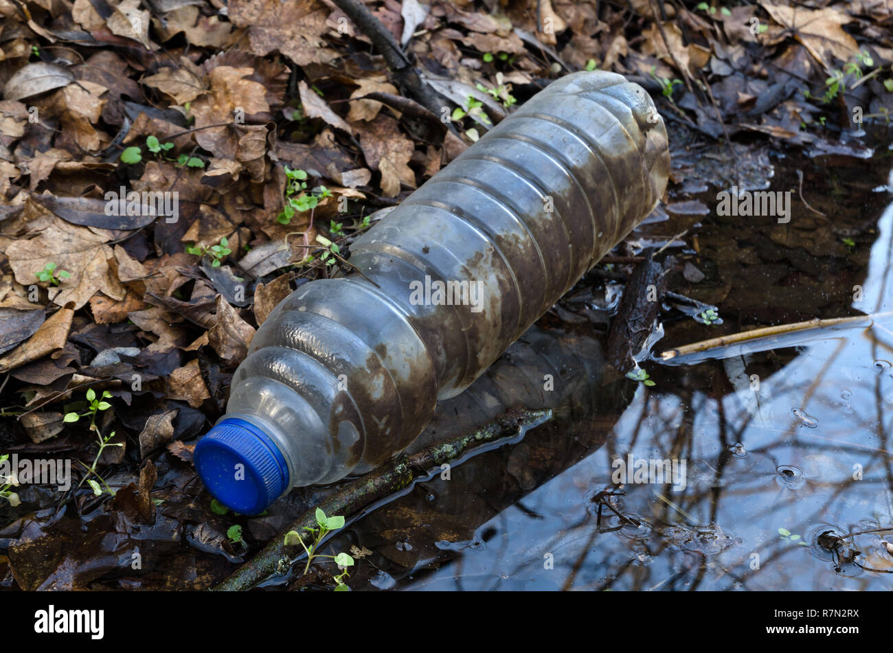 Une Bouteille En Plastique Vide Jete Dans L Eau Dans La Nature La Pollution De L Environnement Photo Stock Alamy Une Bouteille En Plastique Vide Jete Dans L Eau Dans La Nature La Pollution De L Environnement Photo Stock Alamy