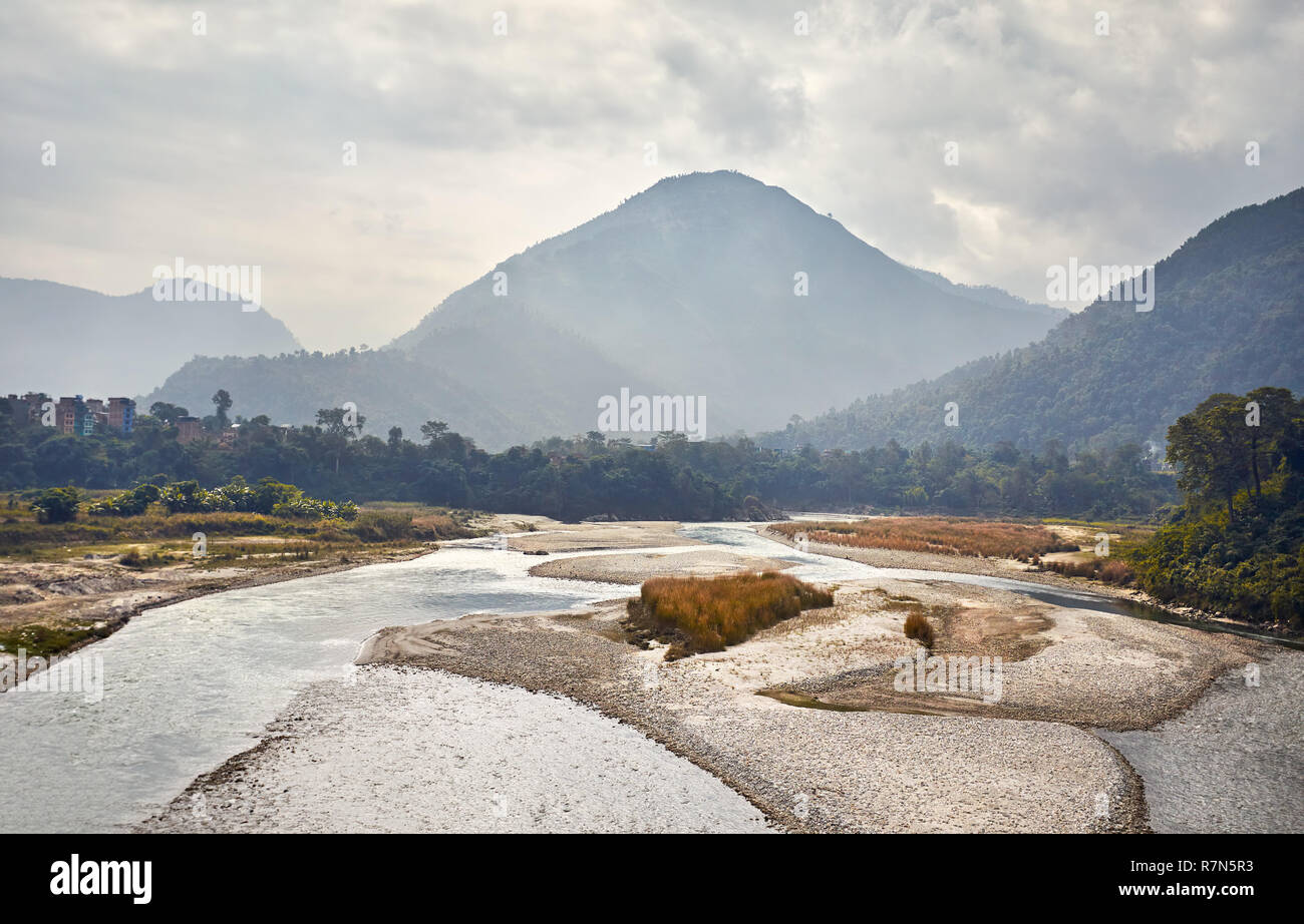Les montagnes brumeuses et rivière à l'Himalaya, près de Pokhara au Népal Banque D'Images Les montagnes brumeuses et rivière à l'Himalaya, près de Pokhara au Népal Banque D'Images