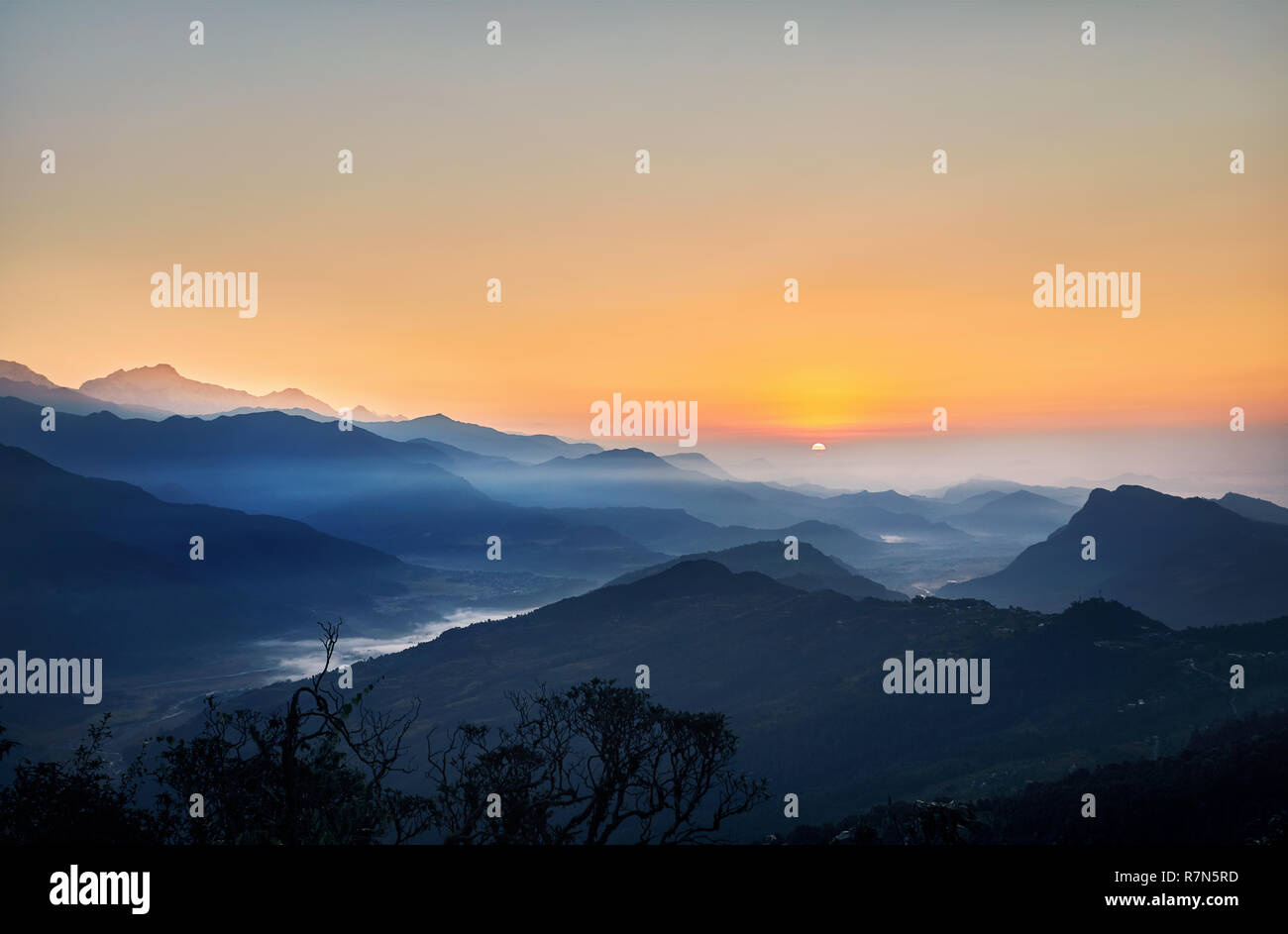 Beau lever de soleil dans les montagnes de l'Himalaya au Népal Banque D'Images Beau lever de soleil dans les montagnes de l'Himalaya au Népal Banque D'Images