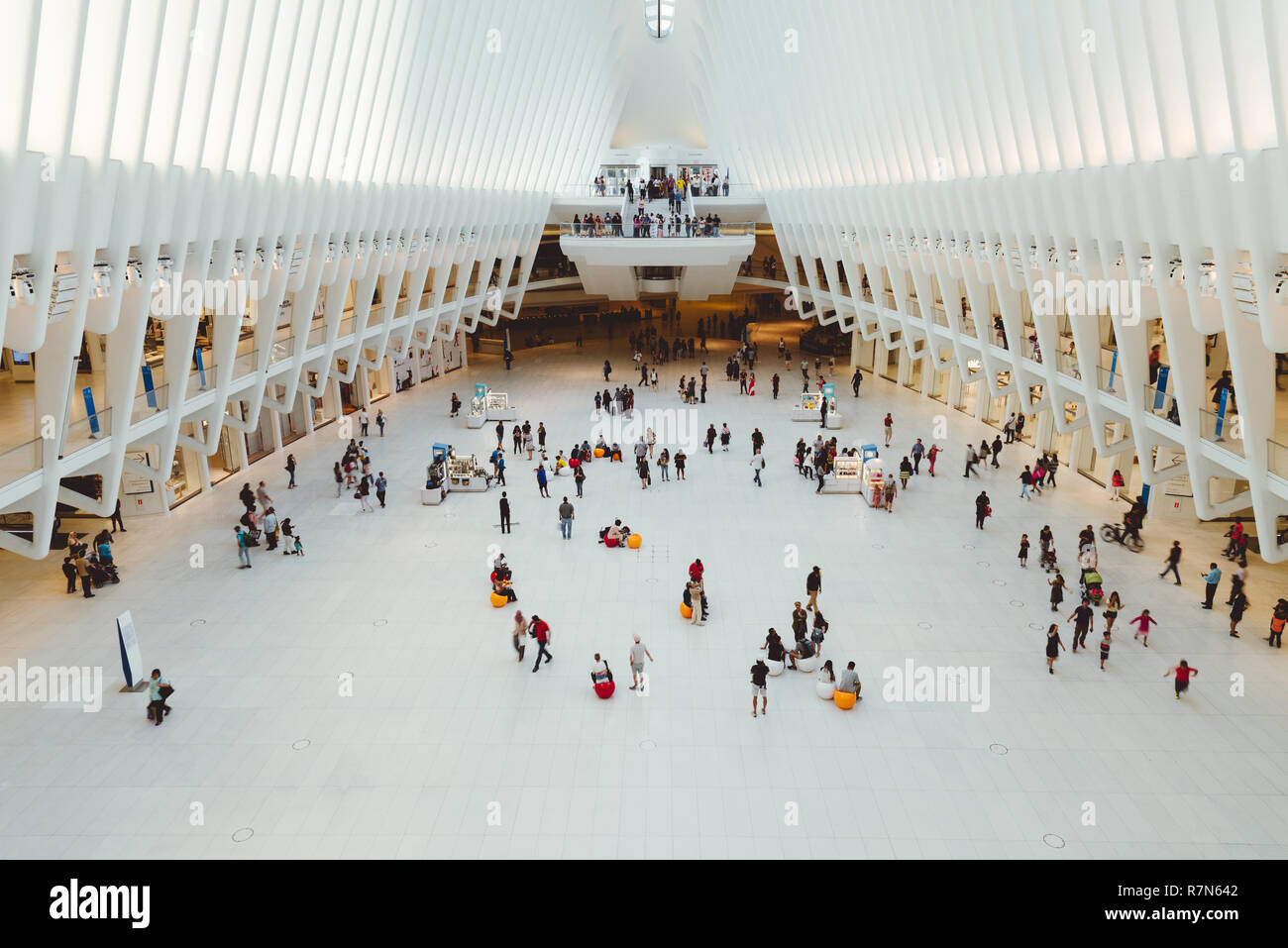 La ville de New York, USA - 24 juin 2018 : vue de l'intérieur de l'Organisation mondiale du commerce centre de transport Centre ou Oculus conçu par l'architecte Santiago Calatrava Banque D'Images