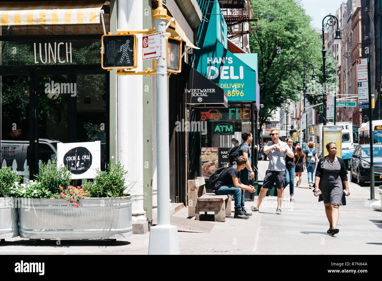 La ville de New York, USA - 25 juin 2018 : scène de rue à Soho avec des jeunes bénéficiant Banque D'Images