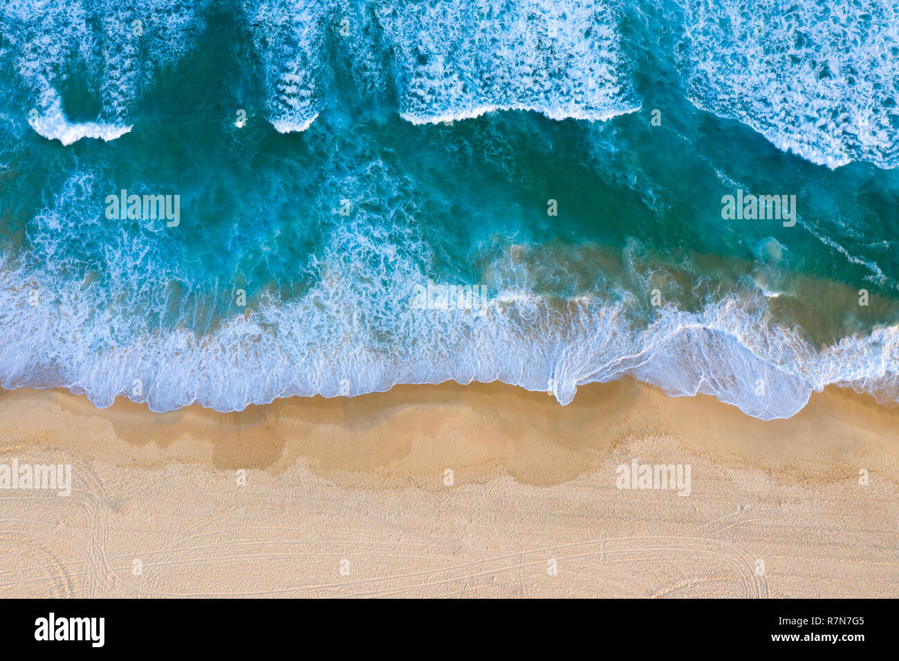 Bas droit voir des vagues se brisant sur la plage de Rousse au sud de Newcastle en Australie. Banque D'Images
