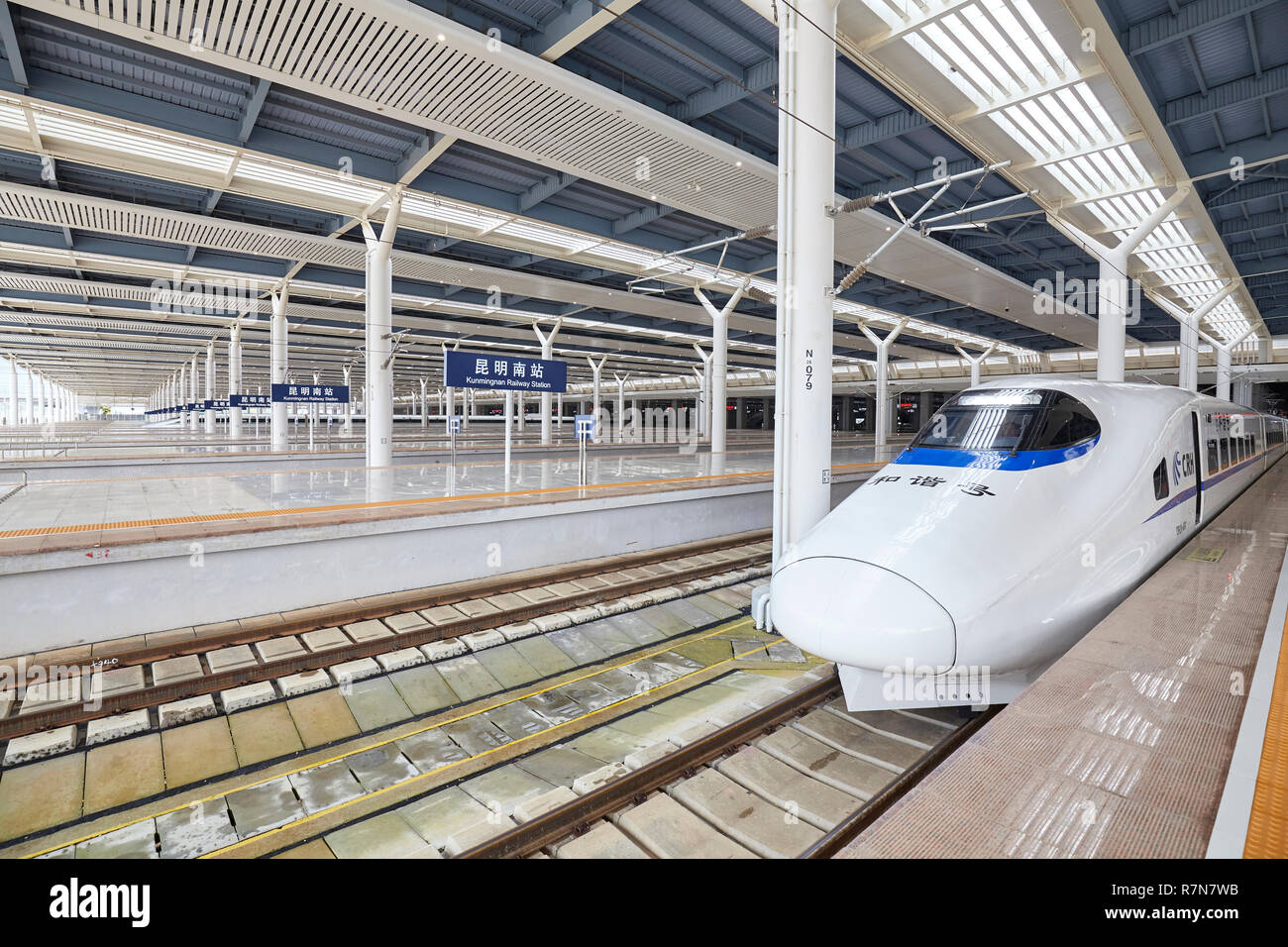 Kunming, Chine - le 21 septembre 2017 : High-speed train part de la gare. Réseau ferroviaire avec environ 28 000 km de long en 2018, les trains à grande vitesse (HS Banque D'Images
